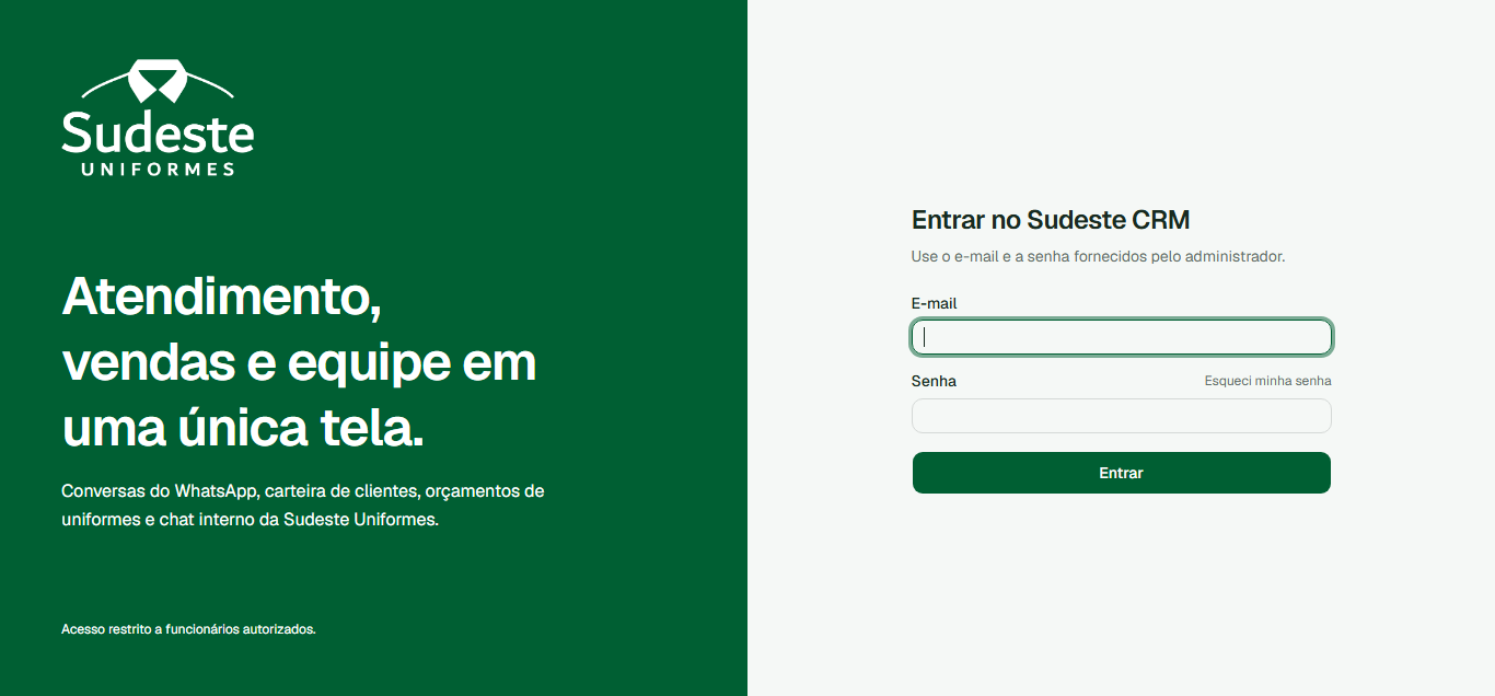 Tela de acesso do Sudeste CRM: painel verde com o logo da Sudeste Uniformes e o texto "Atendimento, vendas e equipe em uma única tela", ao lado do formulário de login